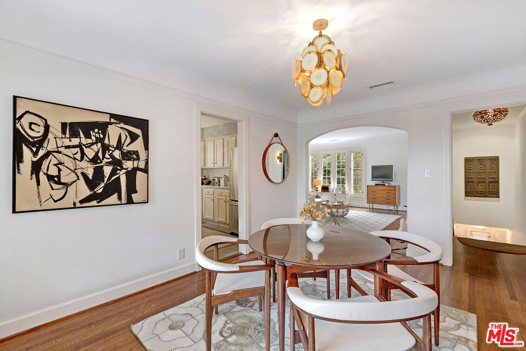 614 North Beachwood Drive Los Angeles, CA 90004 - Photo 7 of 24