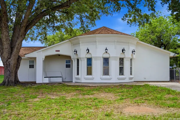 $375,000 | 1221 Encino Drive, Pleasanton, TX 78064