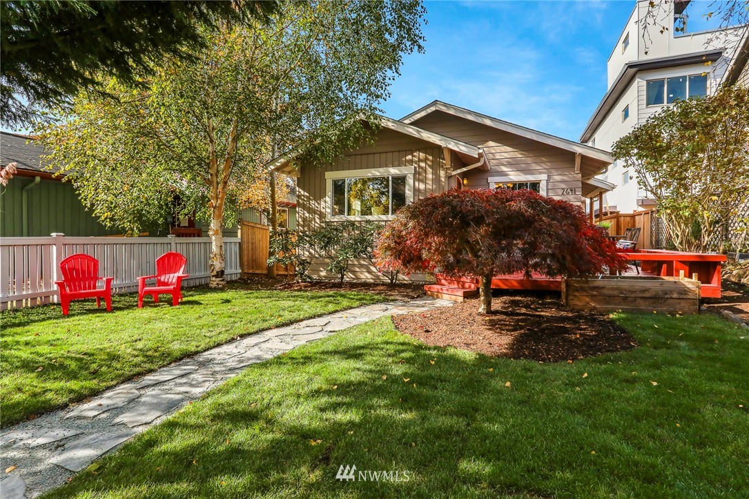 a view of a house with backyard and garden