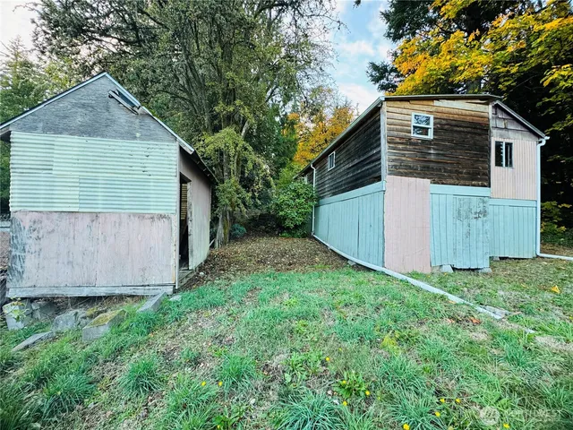 a view of a house with backyard and garden