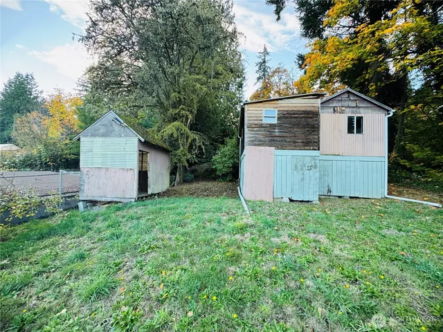 a view of a house with backyard and garden