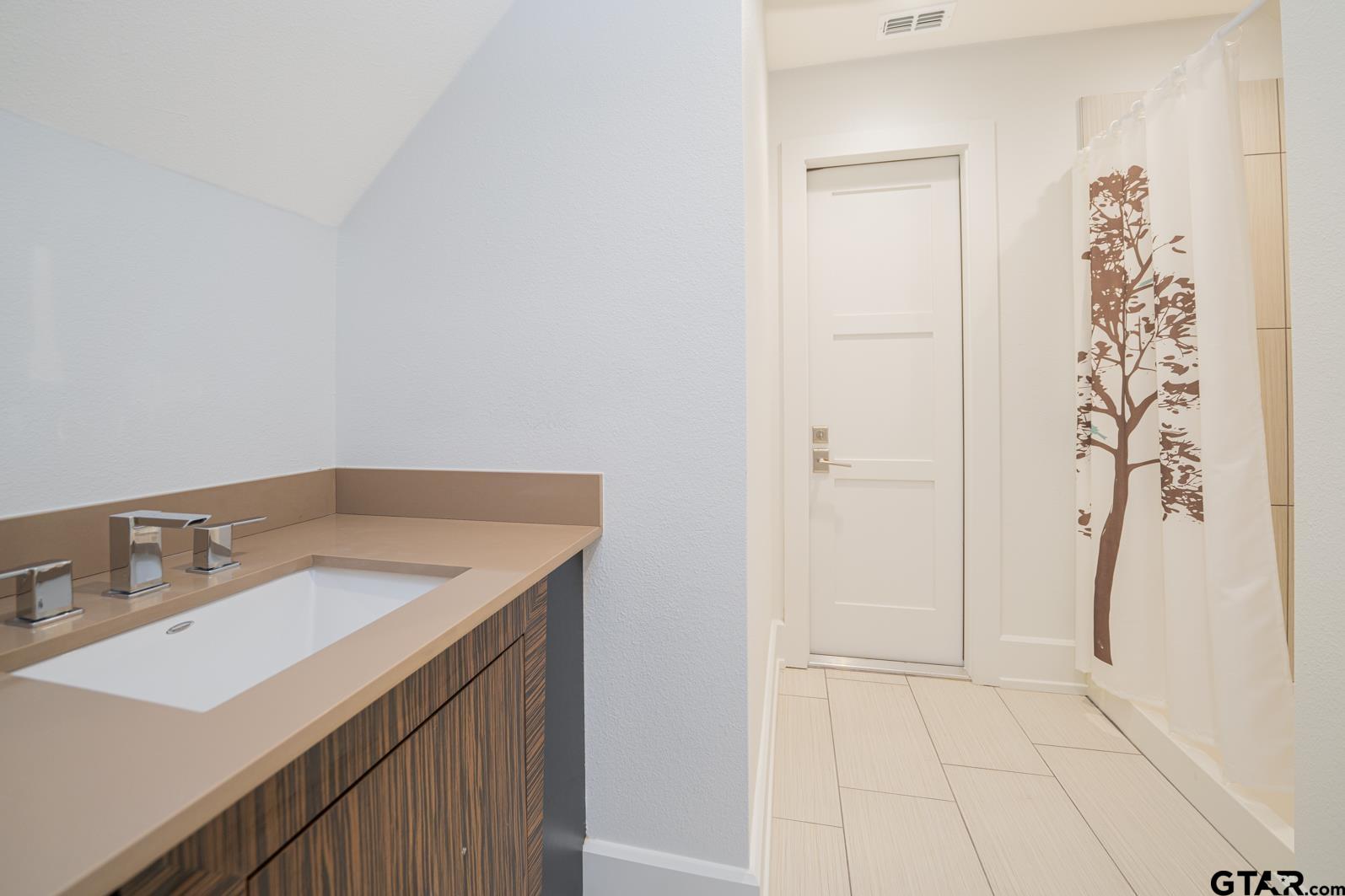 8 Stonebridge Court Longview, TX 75605 - Photo 40 of 48 a bathroom with a sink and a mirror