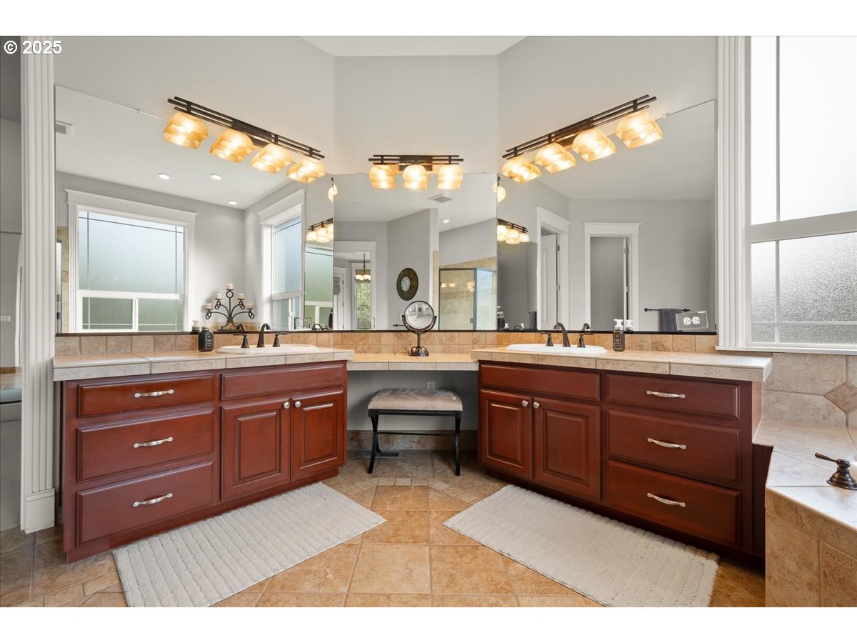 904 Northeast 224th Circle Ridgefield, WA 98642 - Photo 25 of 48 Bathroom, Attached