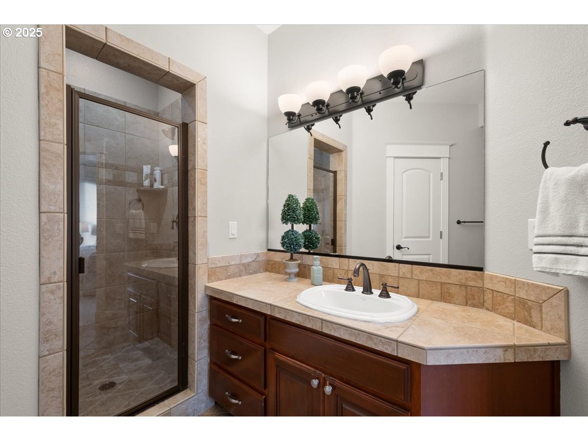 904 Northeast 224th Circle Ridgefield, WA 98642 - Photo 35 of 48 Attached Bathroom #1