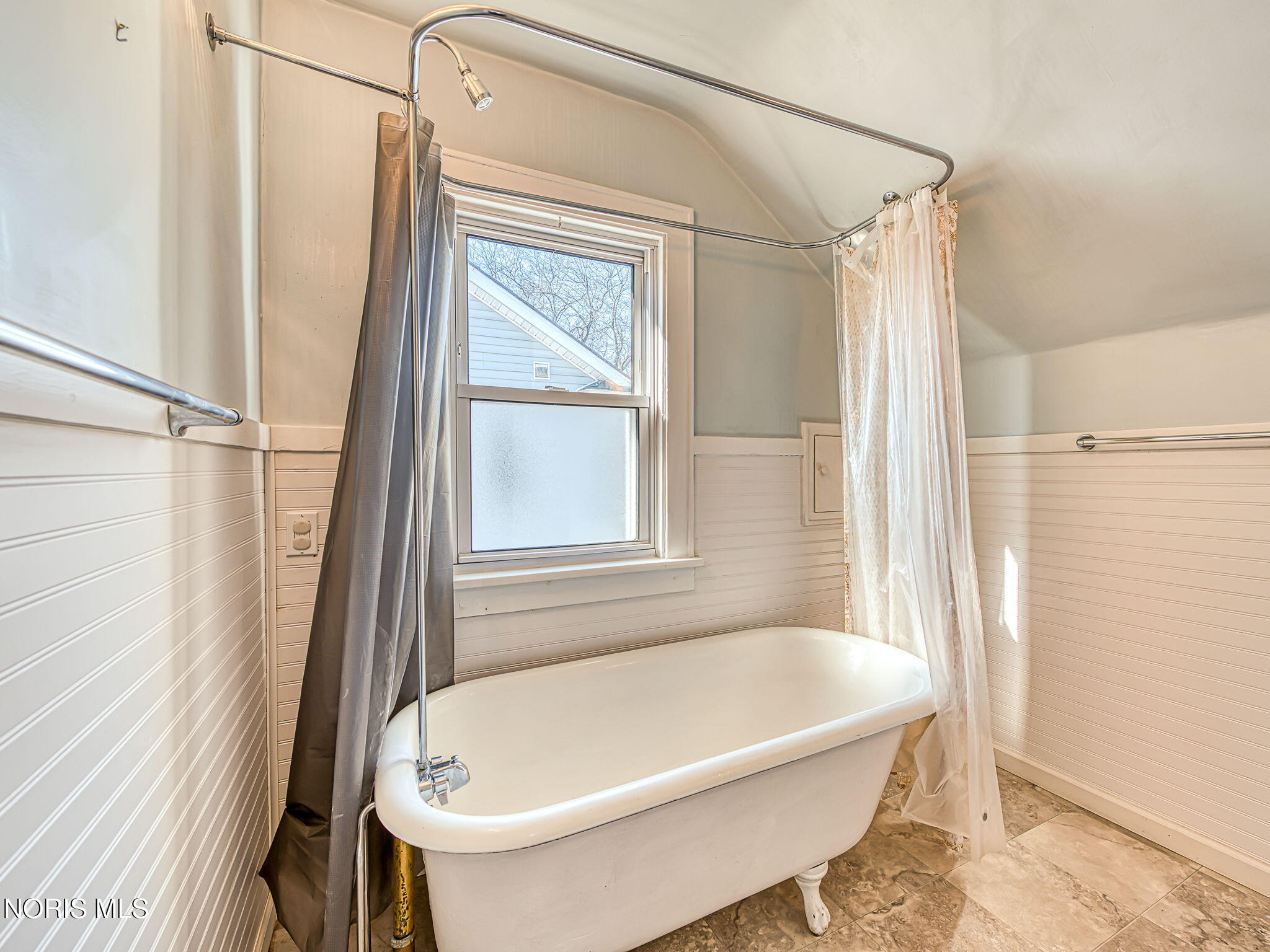 5265 Douglas Road Toledo, OH 43613 - Photo 19 of 36 Upper Level Full Bath