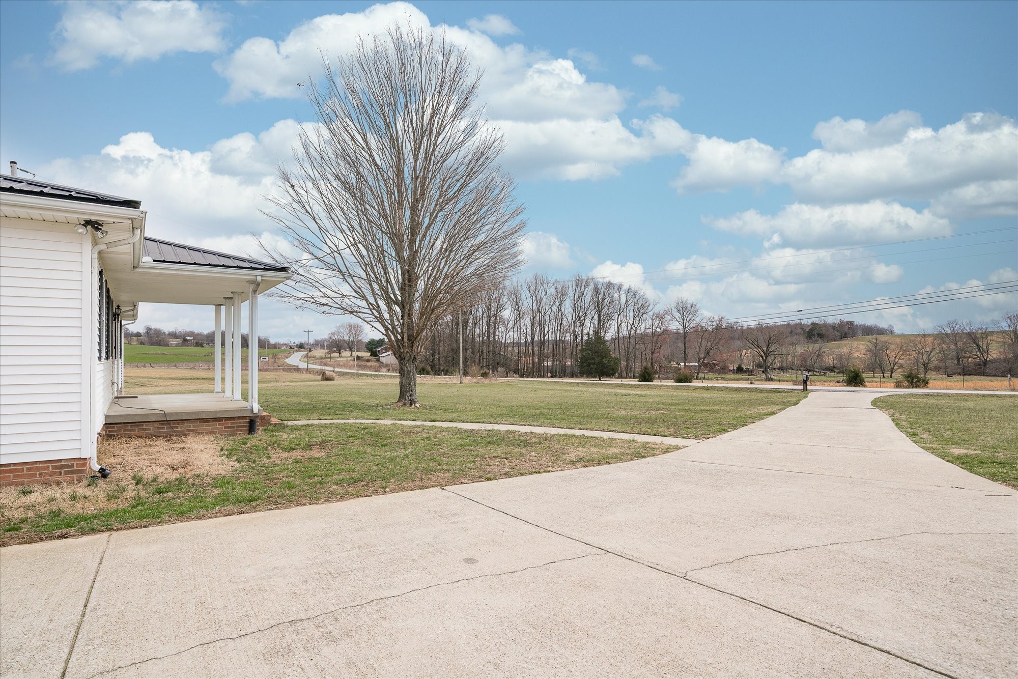 11216 Clay County Highway Moss, TN 38575 - Photo 38 of 40 a view of a fountain in front of a house