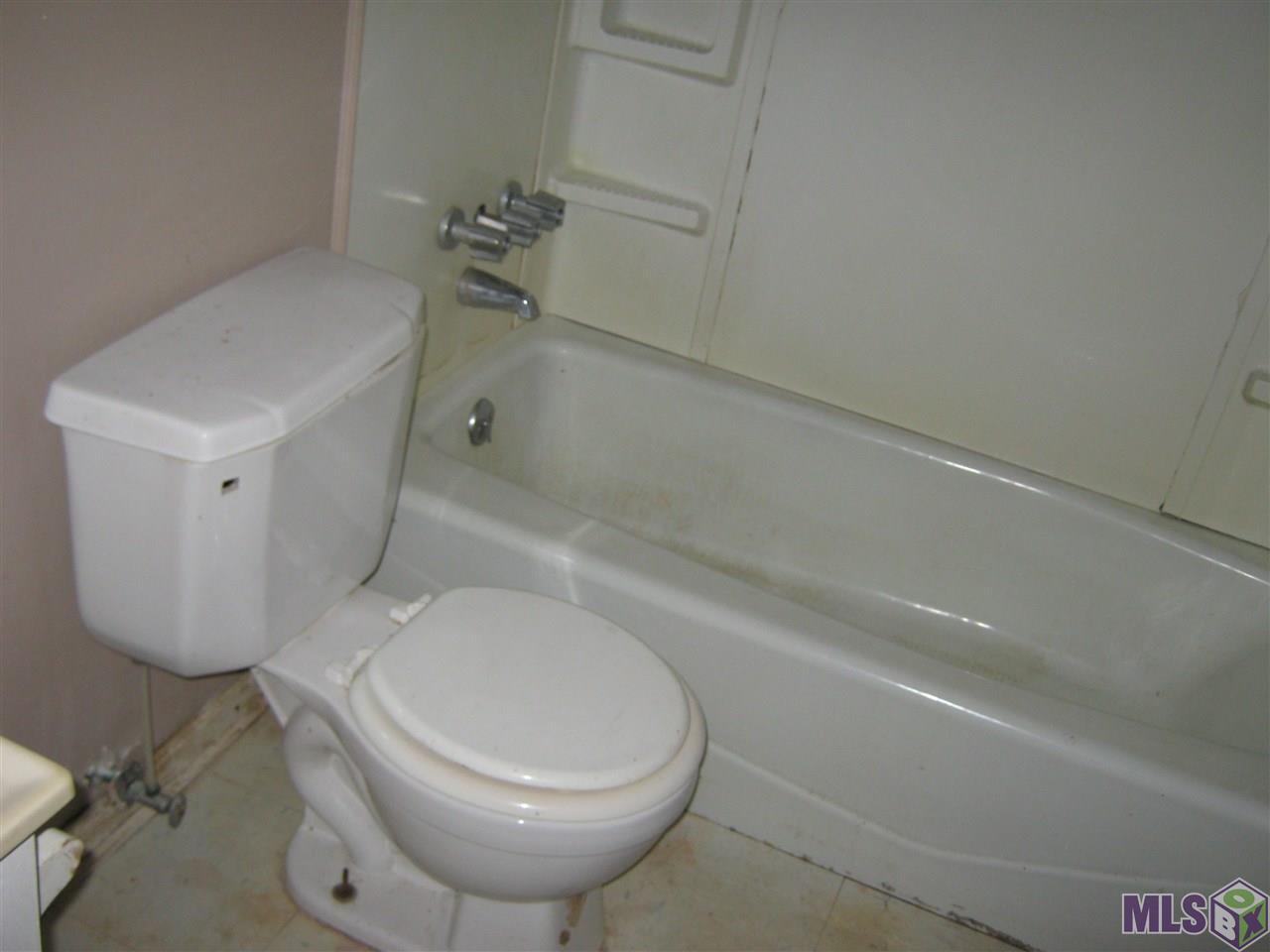 7245 Pettit Road Baker, LA 70714 - Photo 5 of 11 Bathroom