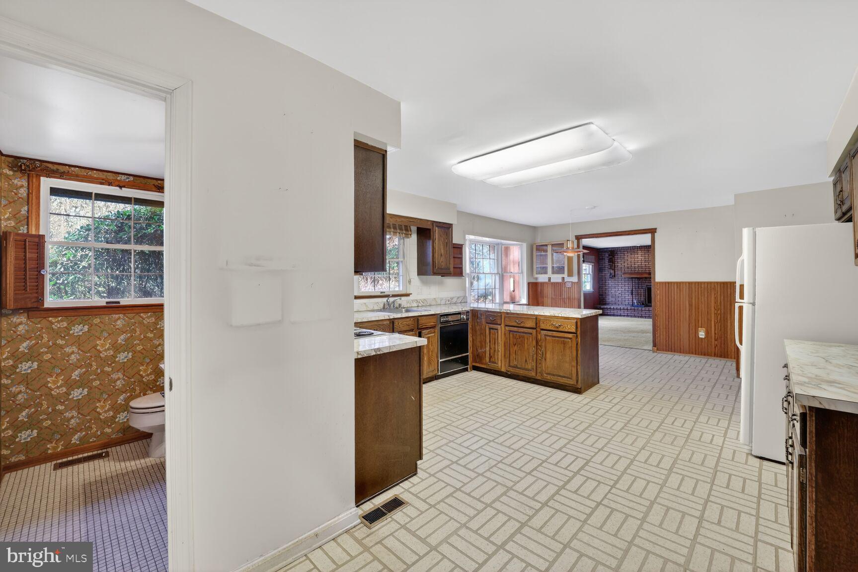 995 St George Barber Road Davidsonville, MD 21035 - Photo 11 of 35 Kitchen open