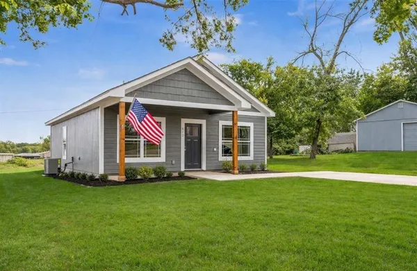 $199,900 | 216 West 4th Street, Pomona, KS 66076