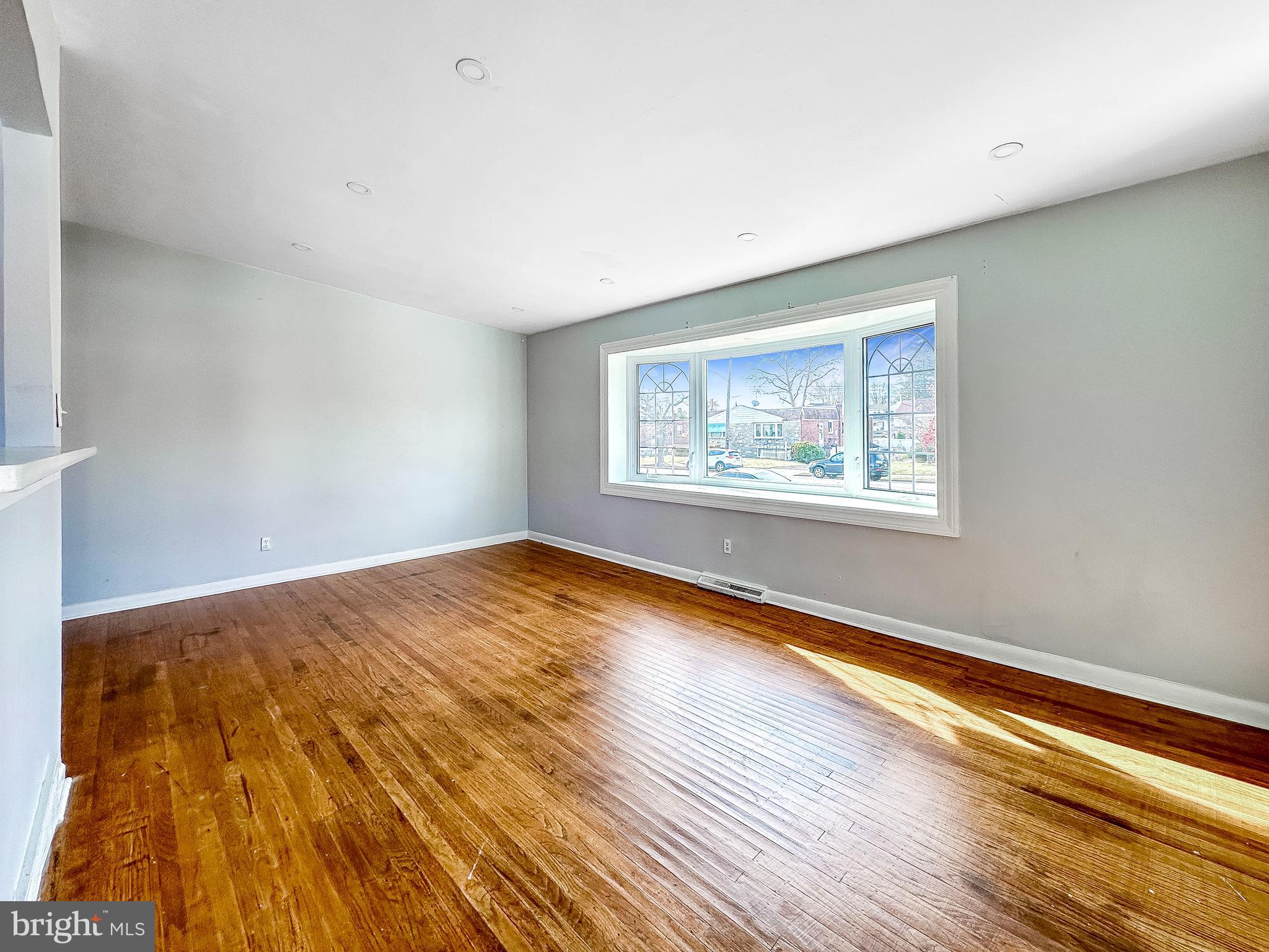 2005 Tomlinson Road Philadelphia, PA 19116 - Photo 4 of 17 Living Room