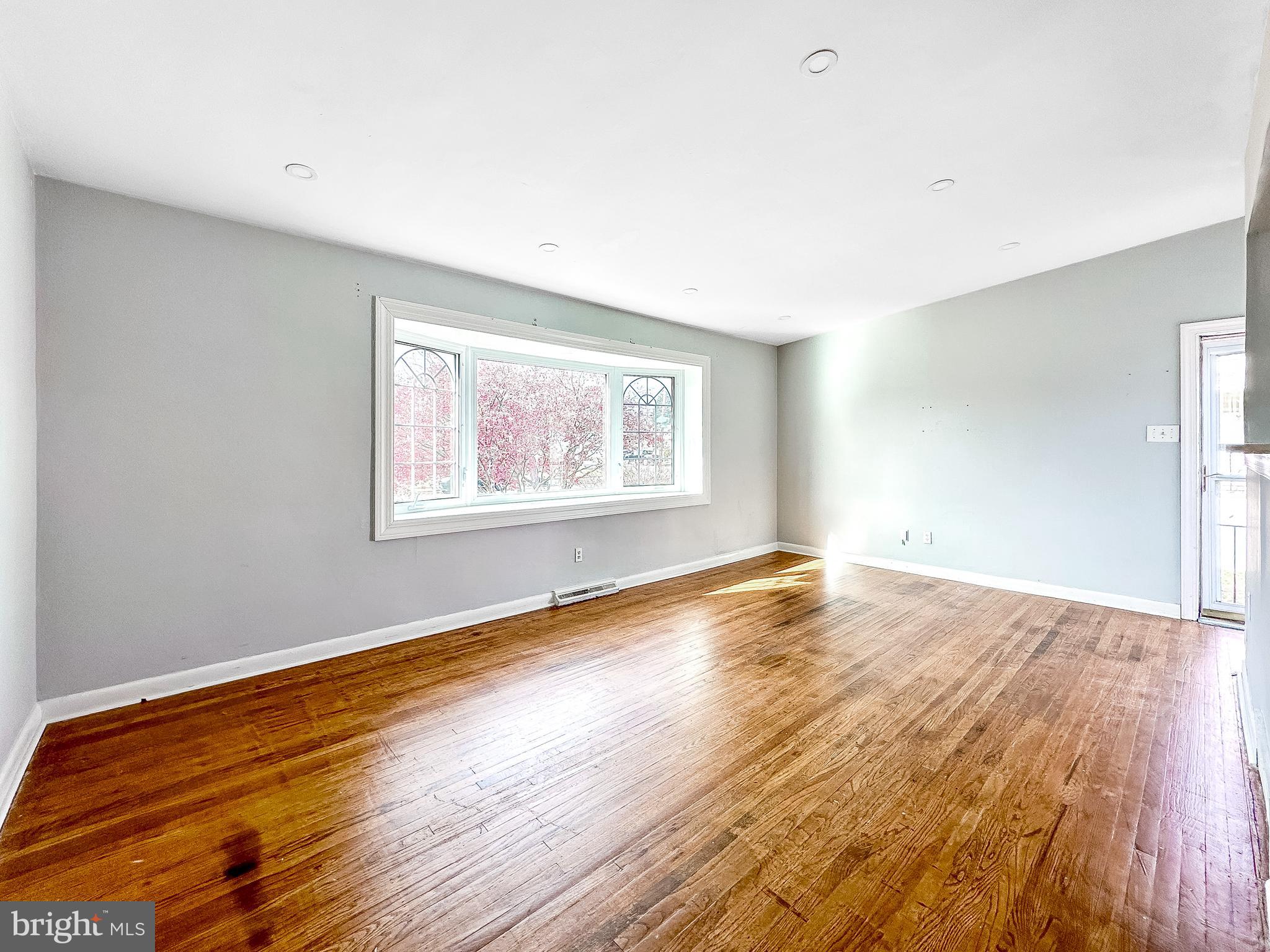 2005 Tomlinson Road Philadelphia, PA 19116 - Photo 5 of 17 Living Room