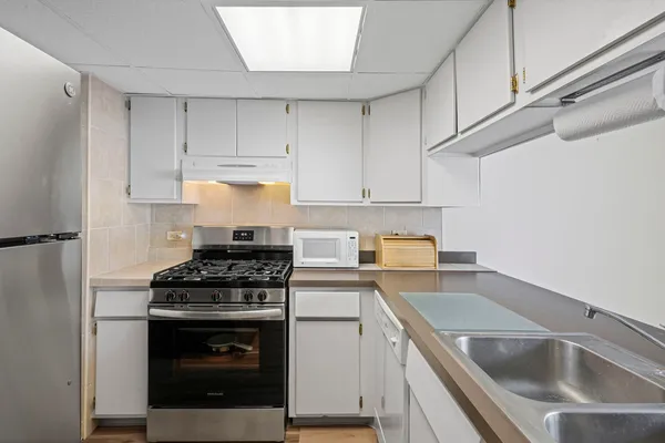 $305,000 | 2 Cour Masson, Palos Hills, IL 60465