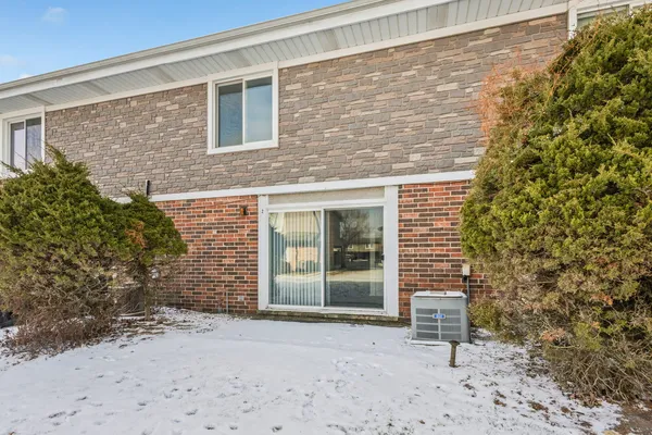 $305,000 | 2 Cour Masson, Palos Hills, IL 60465