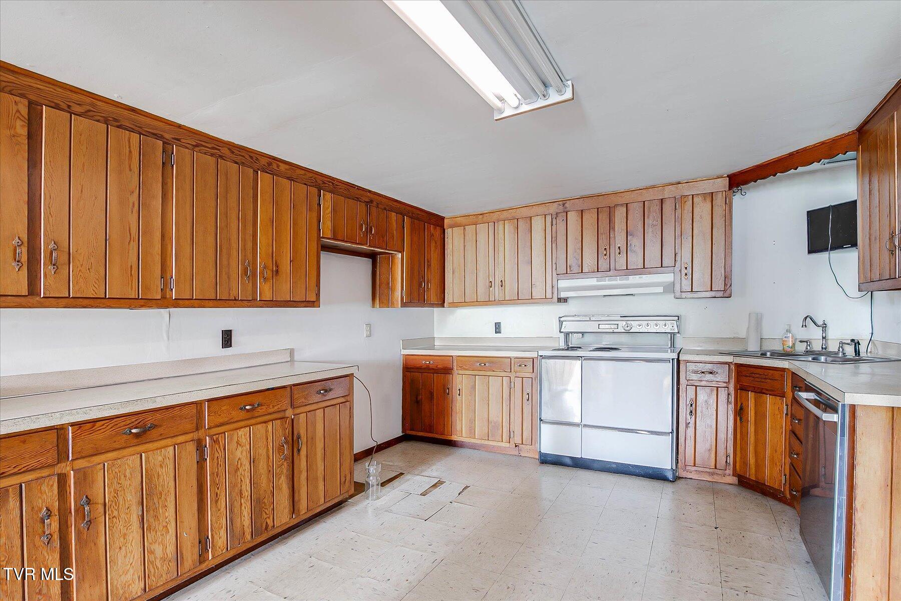 454 Cedar Street Bluff City, TN 37618 - Photo 15 of 45 15-IMG_5620454 Cedar St