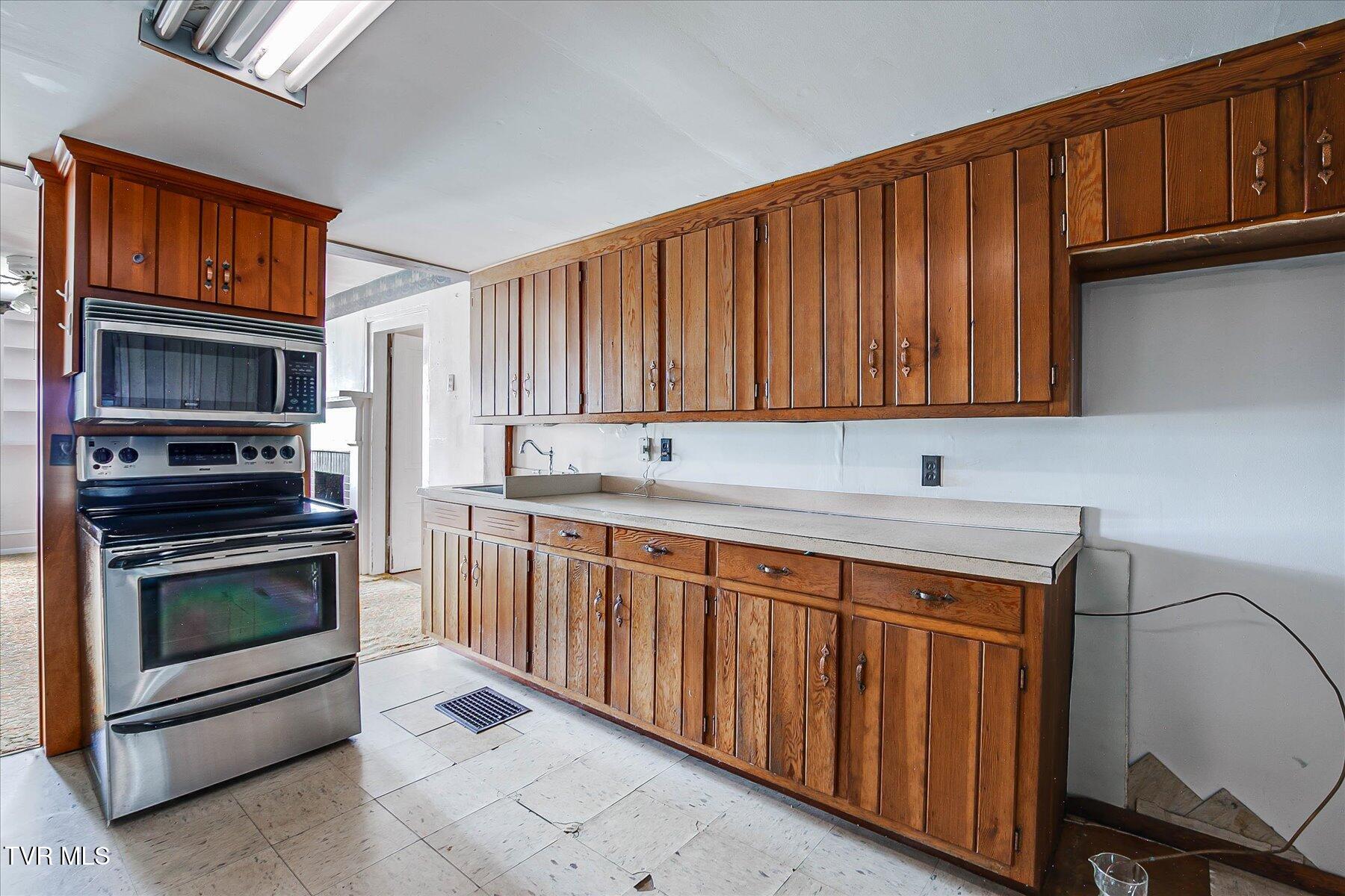 454 Cedar Street Bluff City, TN 37618 - Photo 16 of 45 16-IMG_5634454 Cedar St