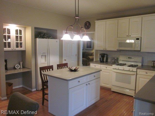 4250 Derry Court Rochester, MI 48306 - Photo 6 of 25 Granite Kitchen