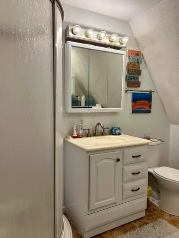 a view of entryway with a front door