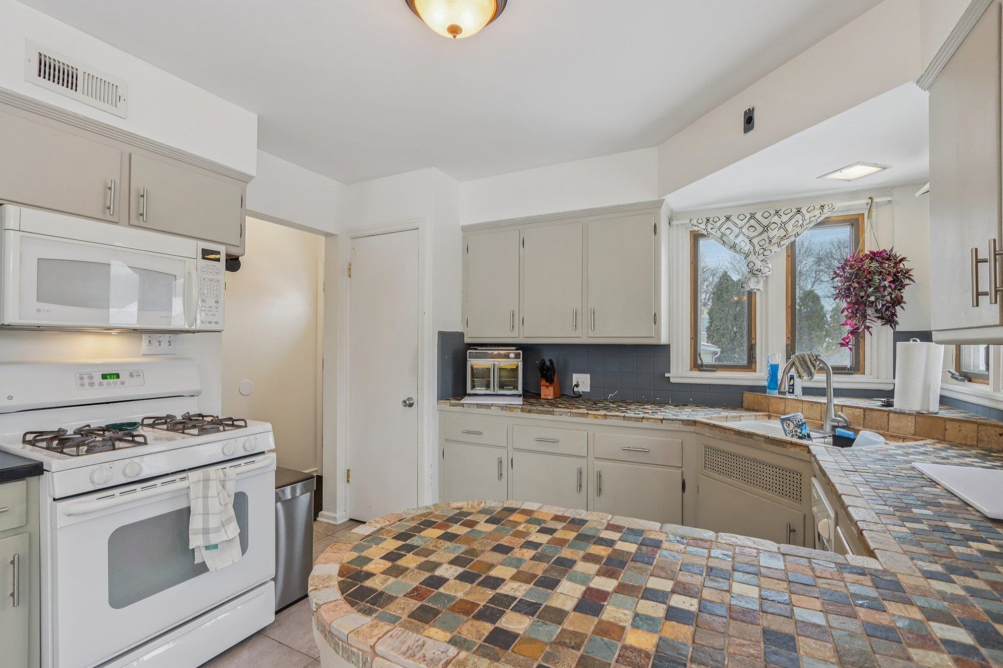 3040 North 83rd Street Milwaukee, WI 53222 - Photo 13 of 46