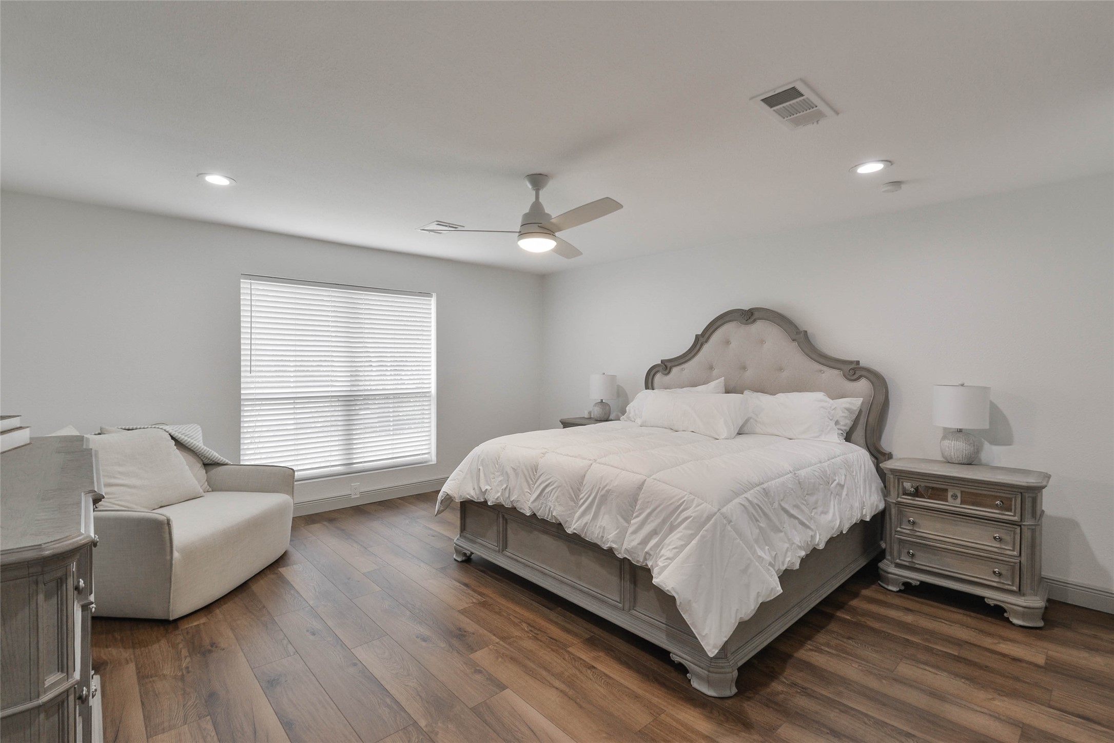 531 Brandon Road Conroe, TX 77302 - Photo 10 of 33 a bedroom with a bed and a couch