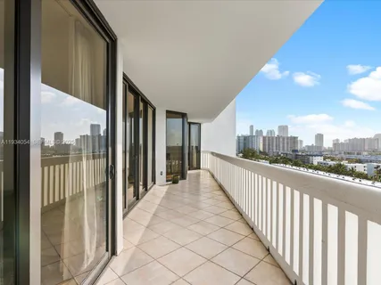 $725,000 | 2000 Island Boulevard, Unit 903, Aventura, FL 33160