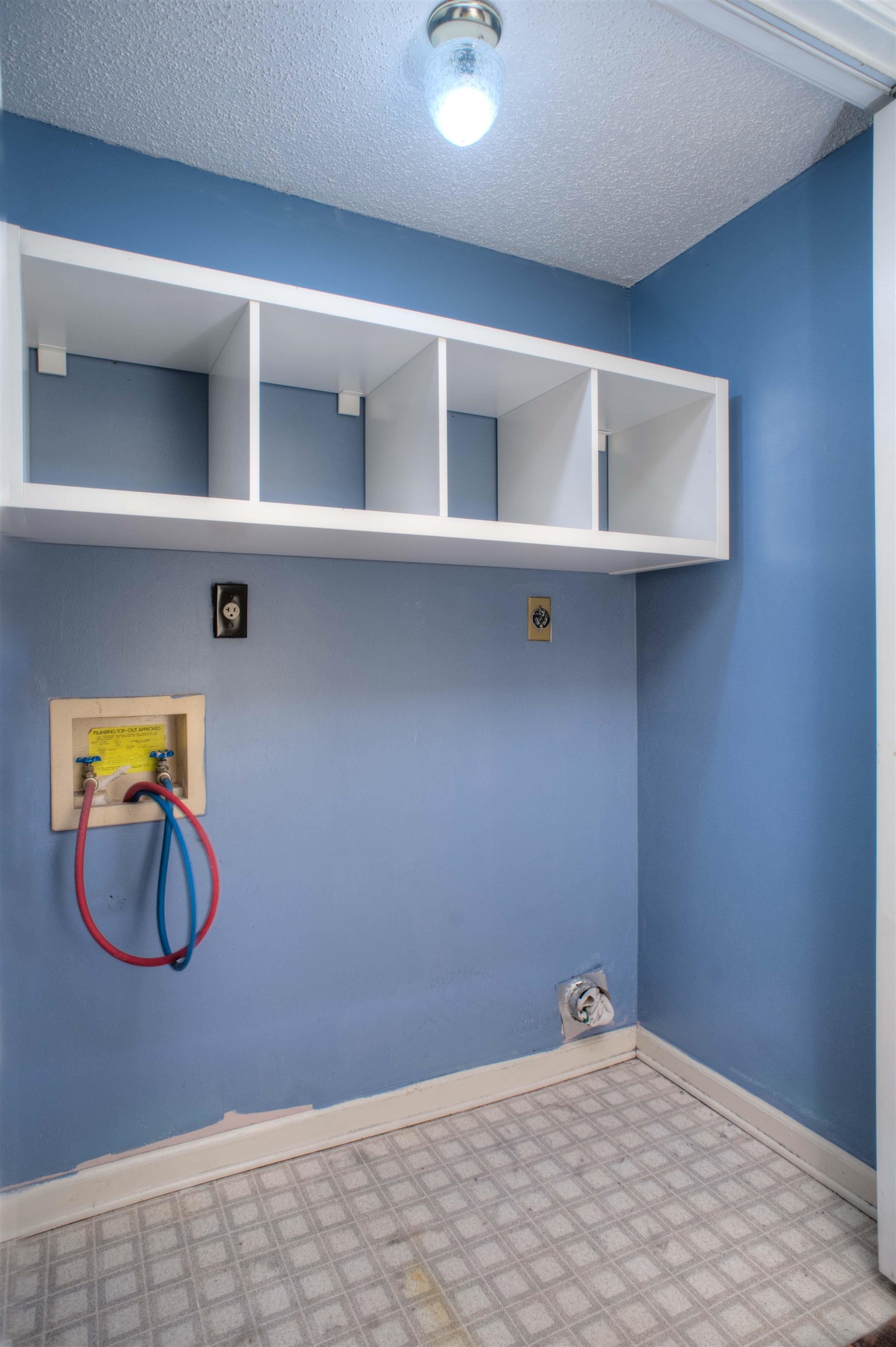 6652 Elmore Ridge Lane Memphis, TN 38134 - Photo 7 of 19 Laundry Room with Built-In Storage