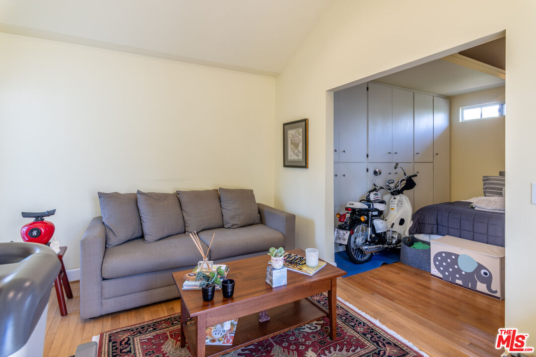 880 Wellesley Avenue Los Angeles, CA 90049 - Photo 24 of 29 a living room with furniture and a couch