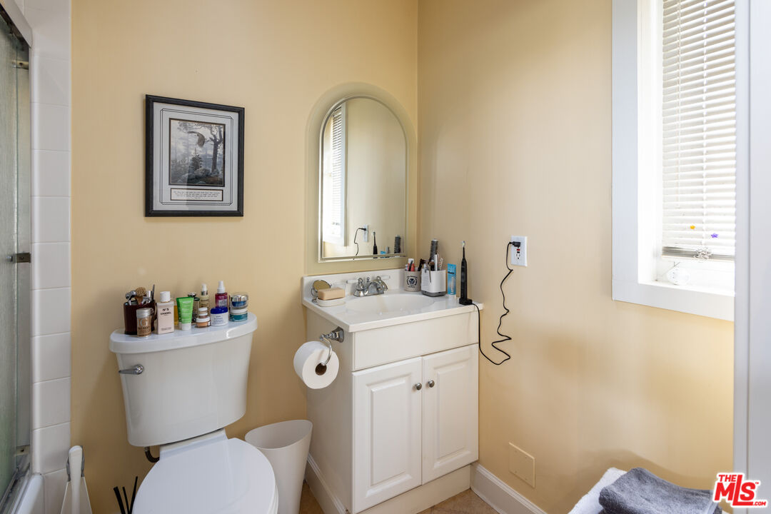 880 Wellesley Avenue Los Angeles, CA 90049 - Photo 26 of 29 a bathroom with a toilet sink and mirror