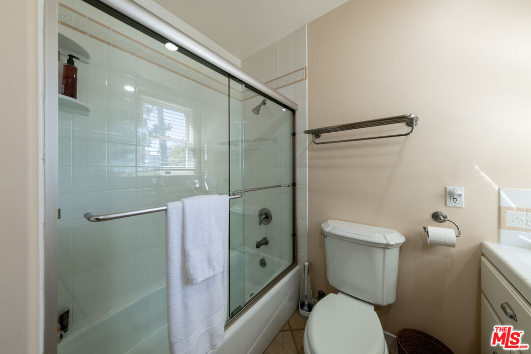 880 Wellesley Avenue Los Angeles, CA 90049 - Photo 27 of 29 a bathroom with a toilet and a shower