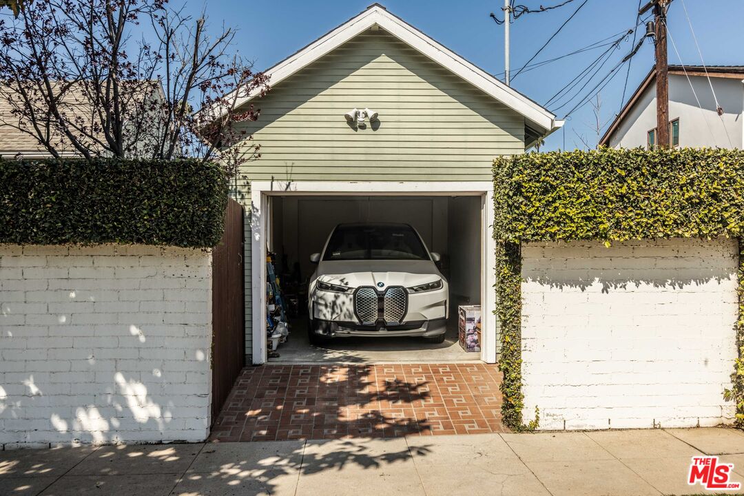880 Wellesley Avenue Los Angeles, CA 90049 - Photo 28 of 29 a front view of a house with a yard
