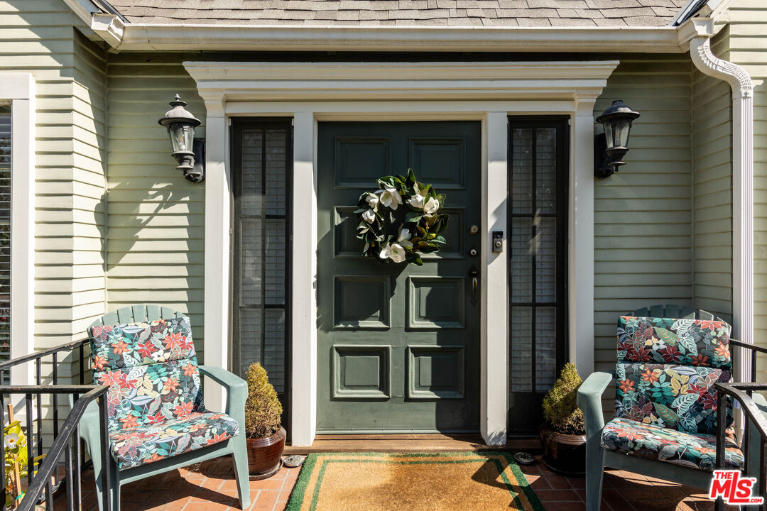 880 Wellesley Avenue Los Angeles, CA 90049 - Photo 3 of 29 a view of living room filled with furniture