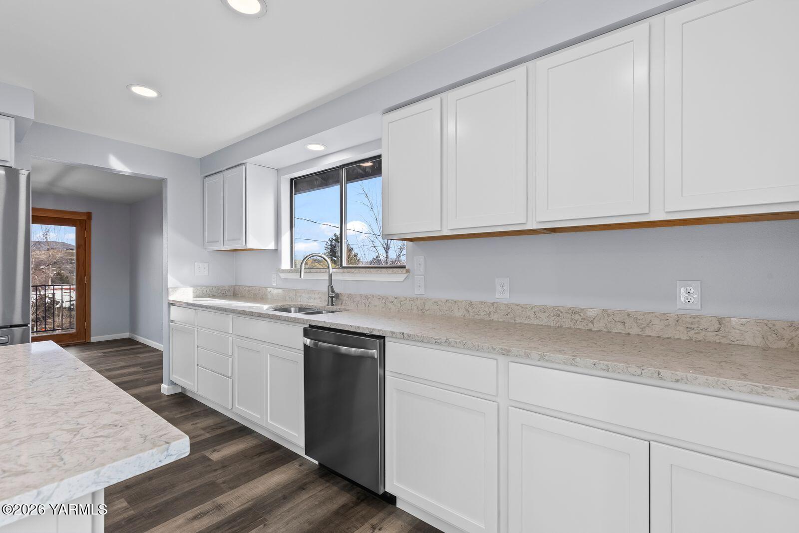 512 Taylor Road Selah, WA 98942 - Photo 12 of 36 a kitchen with granite countertop white cabinets and white appliances