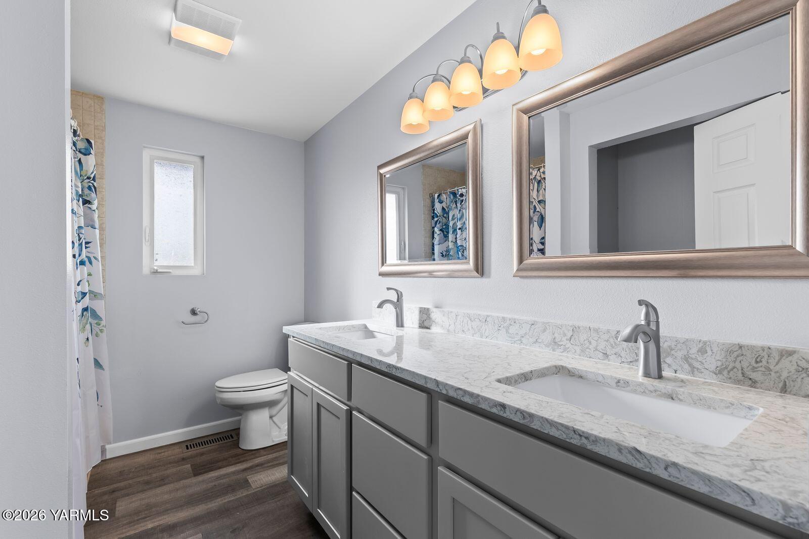 512 Taylor Road Selah, WA 98942 - Photo 13 of 36 a bathroom with a granite countertop sink and a mirror