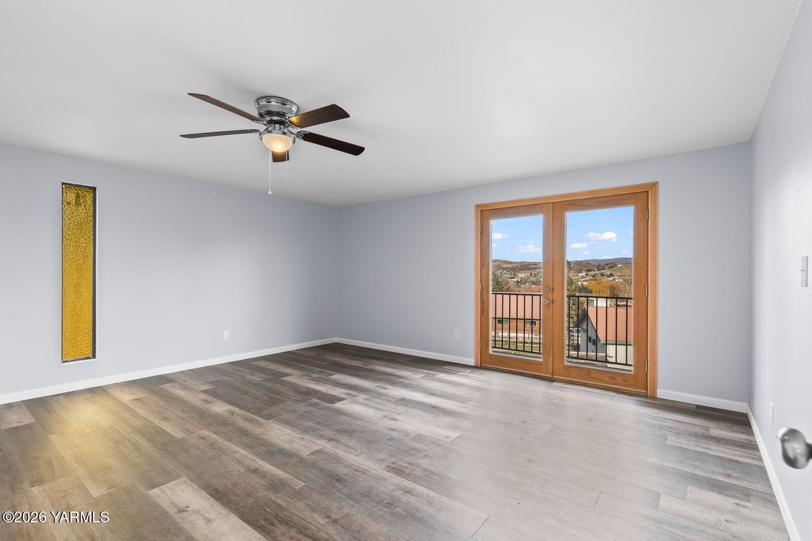 512 Taylor Road Selah, WA 98942 - Photo 15 of 36 a view of an empty room with a window