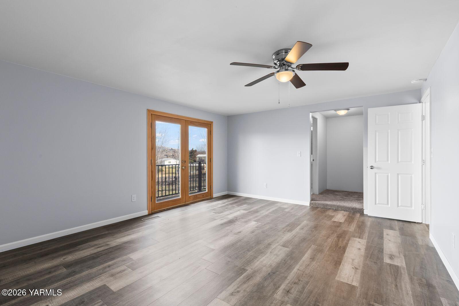 512 Taylor Road Selah, WA 98942 - Photo 16 of 36 an empty room with wooden floor and windows