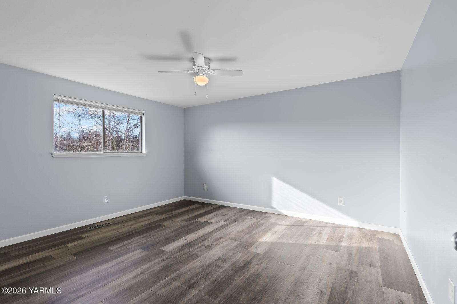 512 Taylor Road Selah, WA 98942 - Photo 20 of 36 a view of empty room with wooden floor and fan