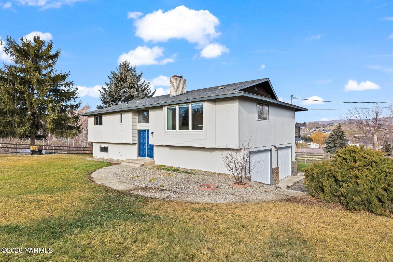 512 Taylor Road Selah, WA 98942 - Photo 2 of 36 a view of a house with a yard