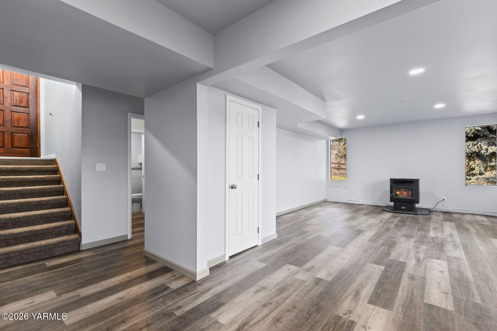 512 Taylor Road Selah, WA 98942 - Photo 22 of 36 a view of an empty room with wooden floor and a window