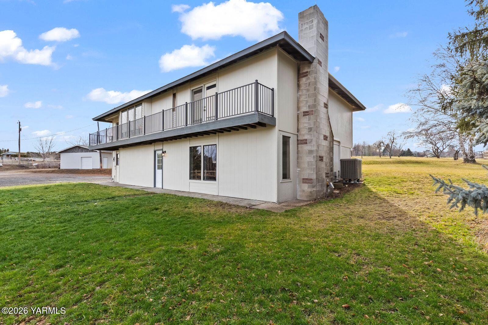 512 Taylor Road Selah, WA 98942 - Photo 30 of 36 a view of a house with backyard and sitting area