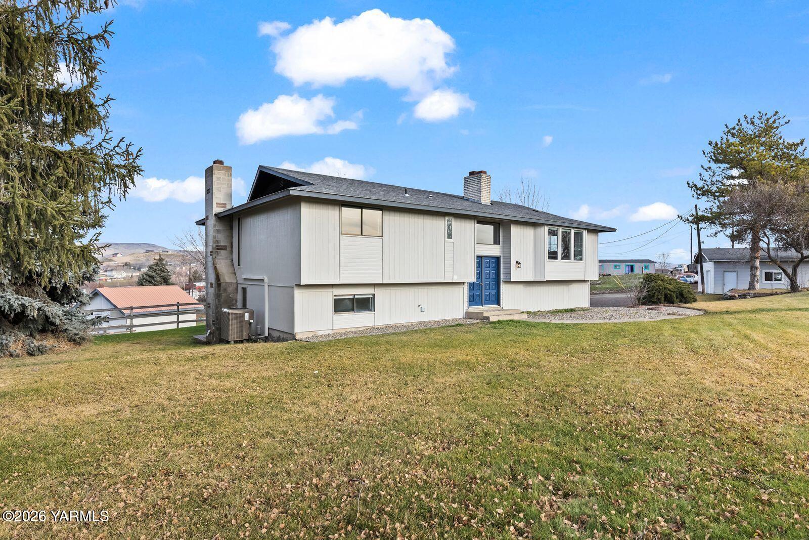 512 Taylor Road Selah, WA 98942 - Photo 3 of 36 a view of a house with a yard