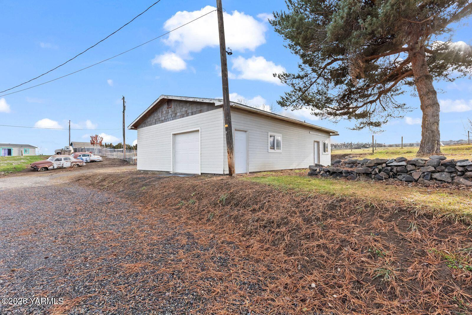 512 Taylor Road Selah, WA 98942 - Photo 31 of 36 a view of a house with a yard