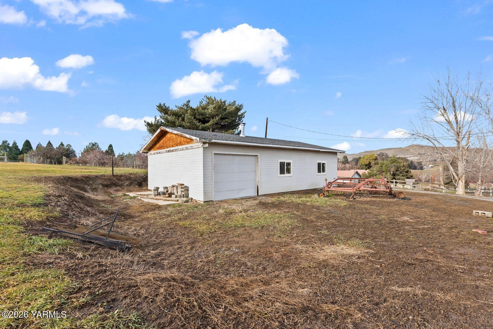 512 Taylor Road Selah, WA 98942 - Photo 32 of 36 a view of a house with a outdoor space