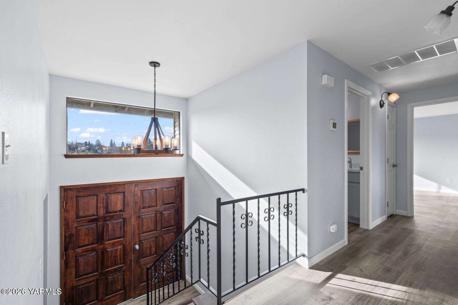 512 Taylor Road Selah, WA 98942 - Photo 4 of 36 a view of a hallway with wooden floor and windows