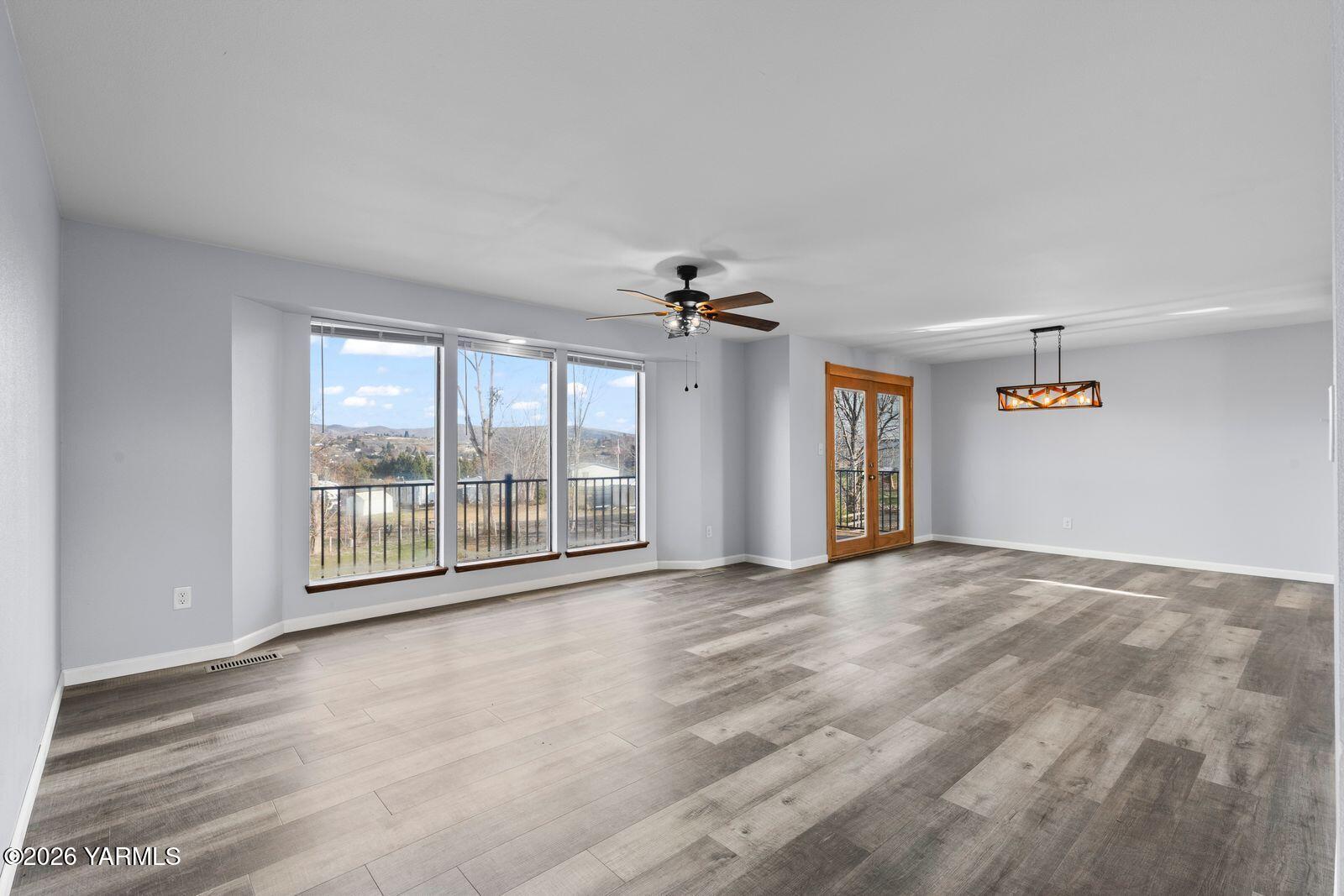 512 Taylor Road Selah, WA 98942 - Photo 5 of 36 a view of an empty room with a window
