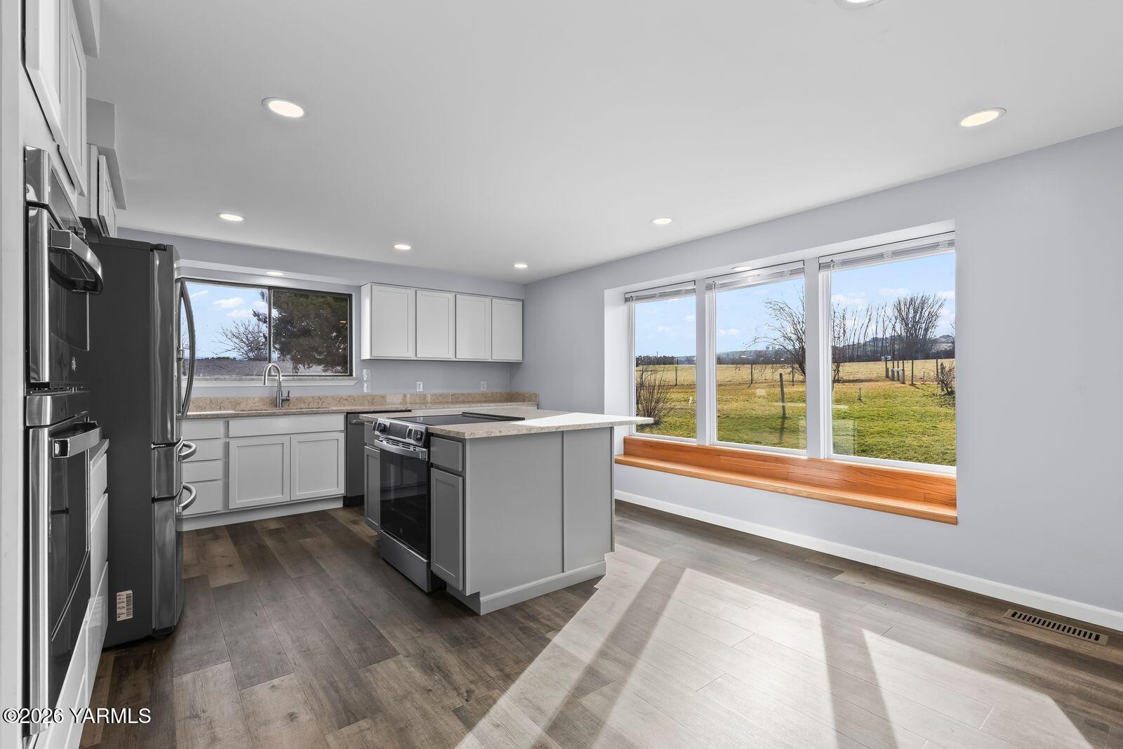 512 Taylor Road Selah, WA 98942 - Photo 8 of 36 a kitchen with a stove a sink and a refrigerator