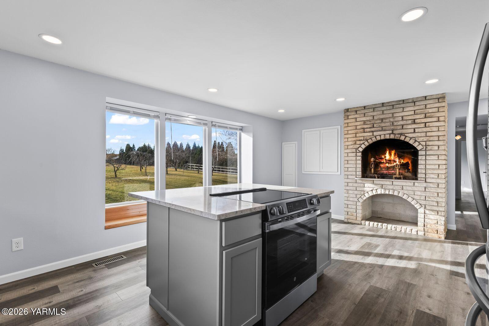 512 Taylor Road Selah, WA 98942 - Photo 10 of 36 a kitchen with a stove and a sink