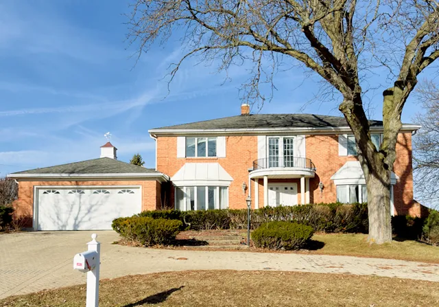 $735,000 | 19-w084 19-w084 N Chateaux Avenue, Oak Brook, IL 60523
