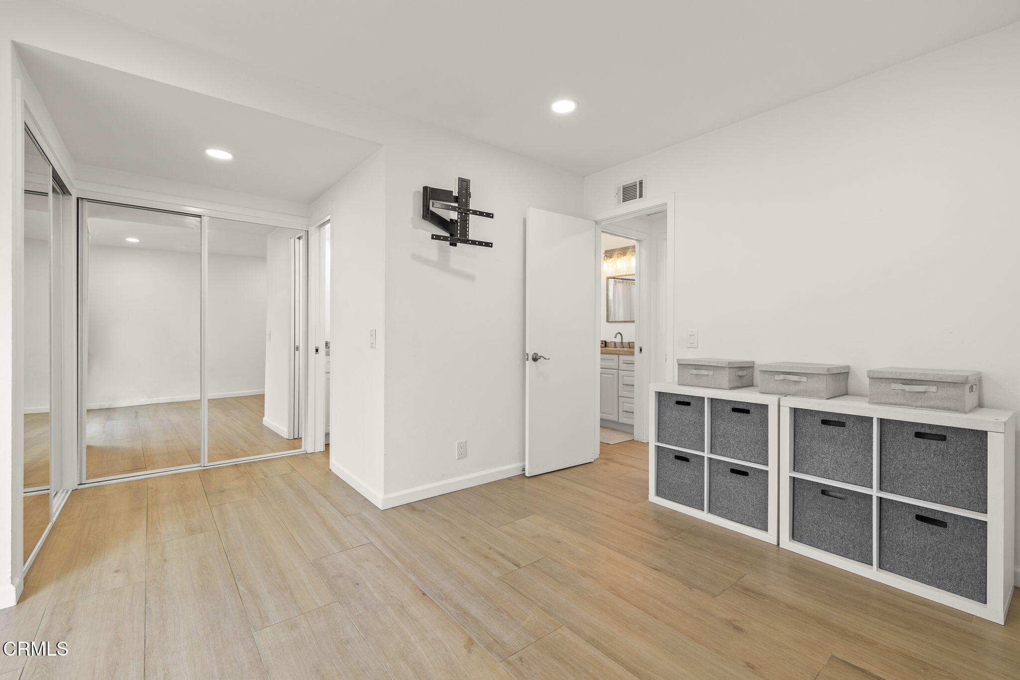 911 Elder Street Oxnard, CA 93036 - Photo 28 of 34 28-web-or-mls-UpmarketMedia-911Eld-42