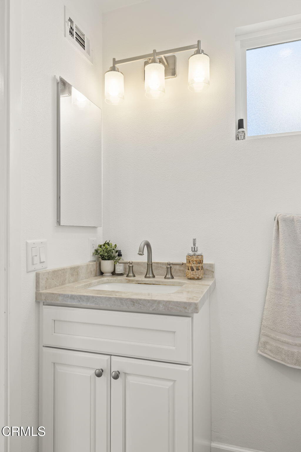 911 Elder Street Oxnard, CA 93036 - Photo 30 of 34 30-web-or-mls-UpmarketMedia-911Eld-48