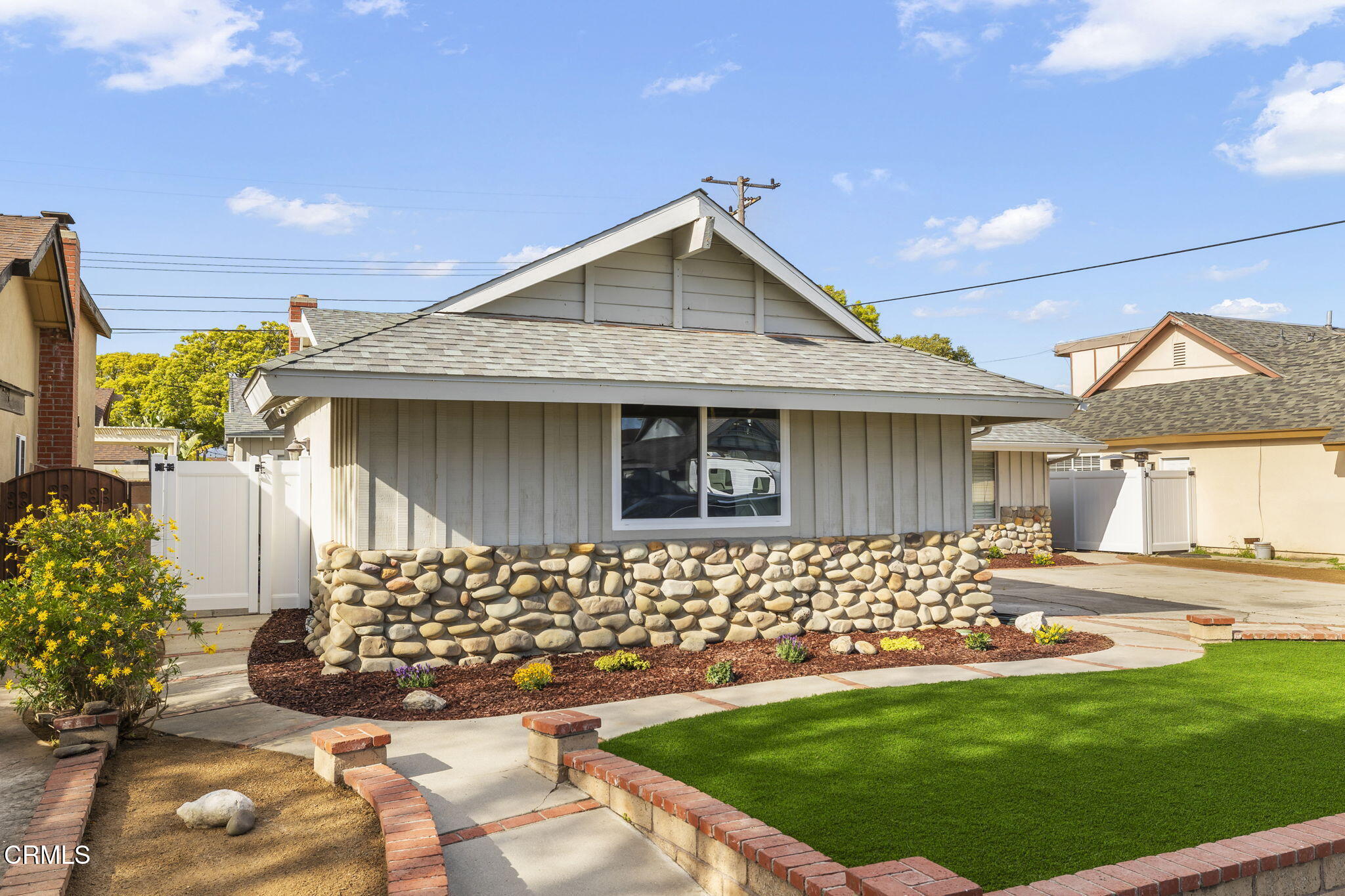 911 Elder Street Oxnard, CA 93036 - Photo 3 of 34 3-web-or-mls-UpmarketMedia-911Eld-8a