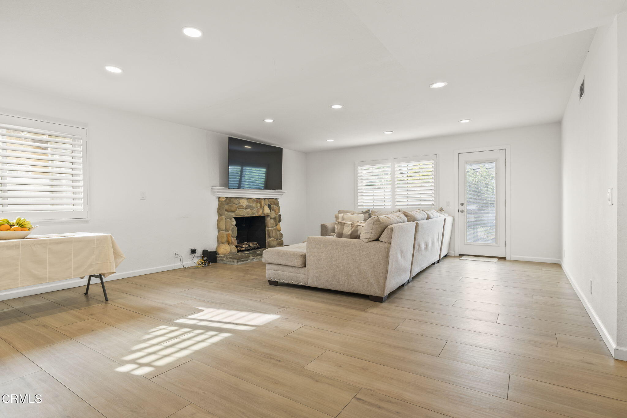 911 Elder Street Oxnard, CA 93036 - Photo 5 of 34 5-web-or-mls-UpmarketMedia-911Eld-63